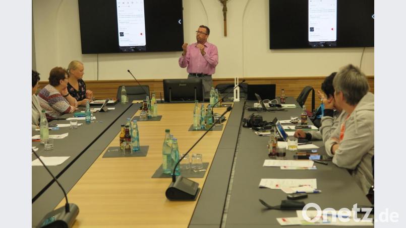 Geduldig erklärte Jürgen Blumberg den Senioren die Grundbegriffe von Handy, Smartphone und Tablet. Bild: jzk