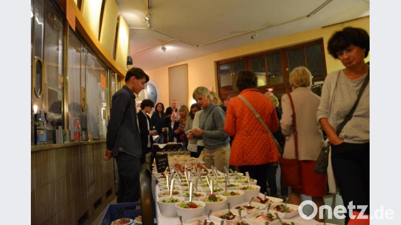 Im Foyer des Ring-Theaters erwartete die Besucher des italienischen Abends in der Pause zwischen Film und Konzert ein Buffet mit landestypischen Speisen. Bild: inl