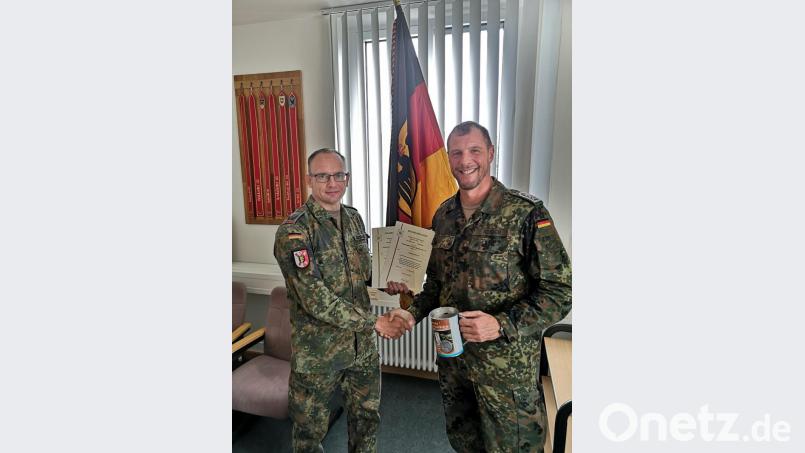 Huberth Rosner übergibt die Dankurkunden für die fleißigen Spender an Oberstleutnant Sven Zickmantel. Bild: exb