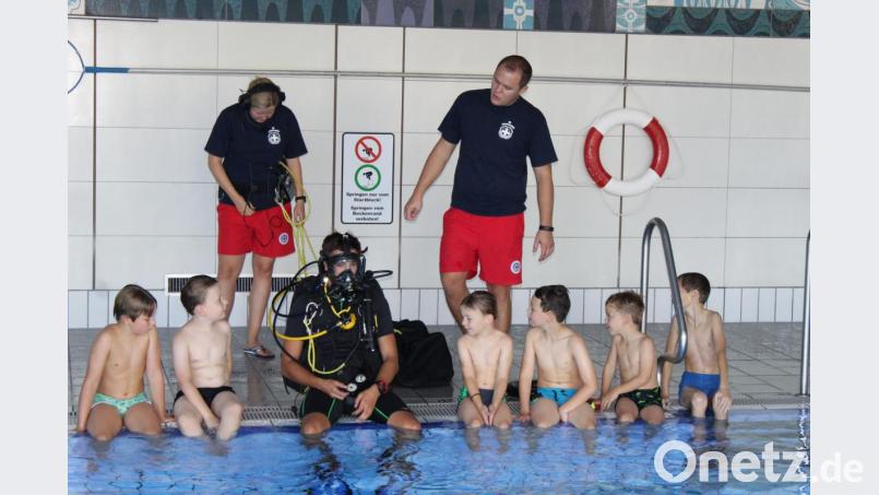 Gerne zeigte die Wasserwacht den interessierten Kinder, auf was beim Rettungstauchen zu achten ist. Bild: exb