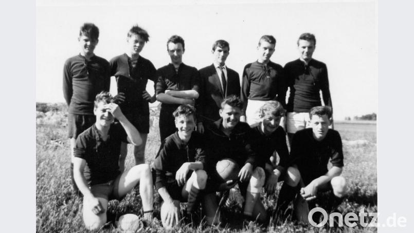 Nach der Wiedergründung des Vereins 1959 nahm die A-Jugend als erste Mannschaft an der Punktespielrunde teil. Im Bild (hinten, von links) Fritz Fürk, Georg Bernhardt, Josef Seidl, Raimund Uhl, Helmut Thurn und Kurt Schödl sowie (vorne, von links) Ludwig Schneider, Georg Kausler, Günther Ehler, Georg Lehner und Josef Kellner. Bild: ü