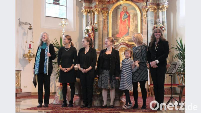 Viola Schweinfurter (links) samt Ensemble am Ende des Konzerts. Bild: Susanne Forster