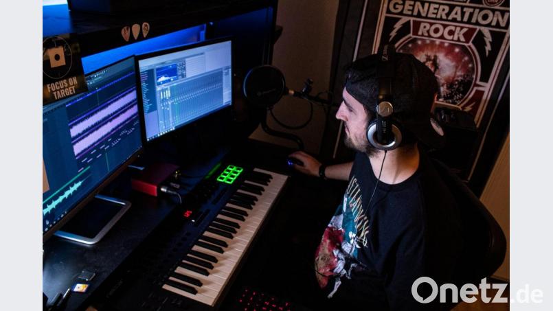 Das spielen von Instrumenten hat er sich hauptsächlich selbst beigebracht. Bild: Vera Kaltenecker