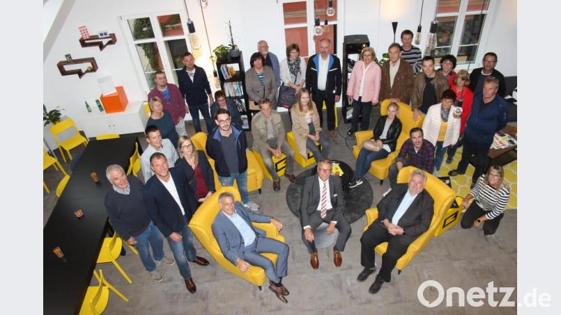 So kreativ wie das ganze Team ist auch die neue Einrichtung von C3. Nach eigenen Ideen eingerichtet, flexibel und erfrischend anders präsentieren sich die neuen Räumlichkeiten der Firma. Für das Foto durften die Besucher den Allzweckraum nutzen, der sich für die C3-Mitarbeiter als Sozialraum, Besprechungszimmer oder auch als Arbeitsbüro anbietet. Bild: heb