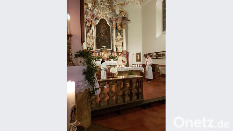 Pater Stephan Matula am Altar der Kirche St. Laurentius in Weißenbrunn bei Neuzirkendorf. Bild: hzi