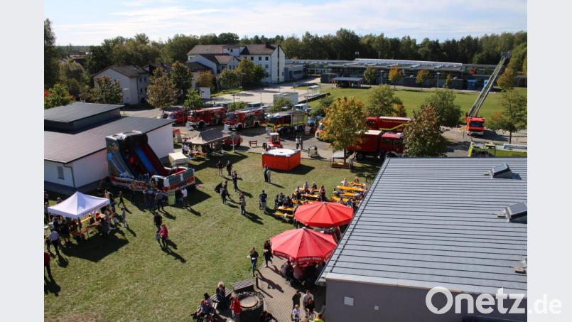 Auf der Fläche um das Feuerwehrhaus stellen die Feuerwehren aus dem Vierstädtedreieck sich und ihre Arbeit vor. Bild: sne