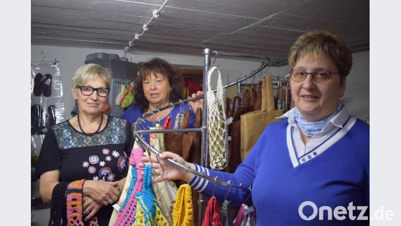 Christa Stock, Olga Luft und Rosi Mandry (von links) vom Frauenbund Tirschenreuth präsentieren die genähten und gehäkelten Taschen, die der Strickkreis im Frauenbund-Laden anbietet. Mit den Einkaufsnetzen und Stoffbeuteln bieten sie eine Alternative zu Plastiktüten. So wollen die Frauen einen Betrag für die Umwelt leisten. Bild: szl
