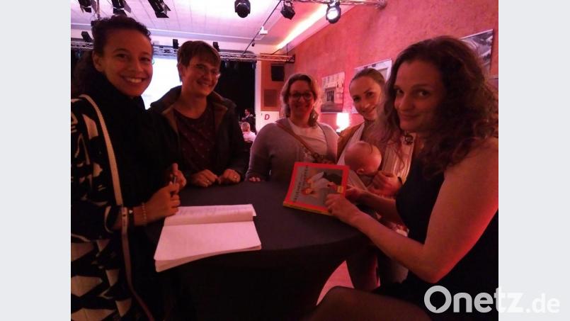 Die Bestsellerautorin Nicola Schmidt (re.) signierte im Capitol gerne ihre Bücher. Bild: mma