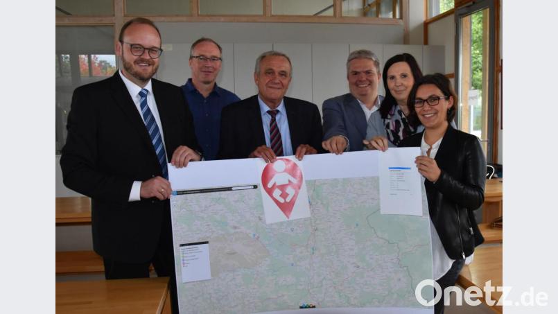 Nur symbolischen Wert hat diese ausgedruckte Karte. Die eigentliche Karte ist online und somit auch mobil abrufbar. Vorgestellt haben sie im Geo-Zentrum der KTB (von links) Landrat Andreas Meier, Frank Holzförster (wissenschaftlicher Leiter der KTB in Windischeschenbach), OB Kurt Seggewiß, Thomas Büllesfeld (technische Umsetzung), Monika Langner und Tamara Prause von den Gleichstellungsstellen in der Stadt Weiden und im Landratsamt Neustadt. Bild: Sonja Kaute