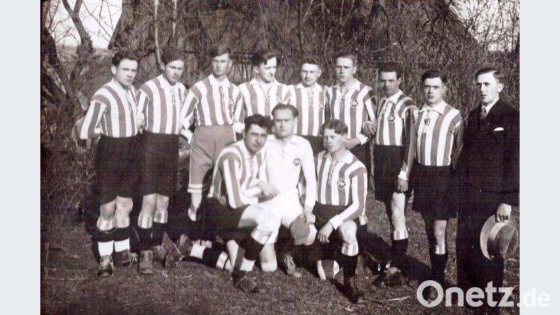 Das älteste Mannschaftsfoto, das existiert, zeigt das DJK-Team im Jahr 1932: (hinten, von links) Christl Popp, Quirin Seemann, Anton Strauß, Hans Kellner, Karl Friedl, Ludwig Sporer, Bernhardt Rothmeier, Josef Lindner, Ludwig Kellner. sowie (vorne, von links) Martin Dobmann, Georg Strauß und Jakob Schuller. Bild: ü