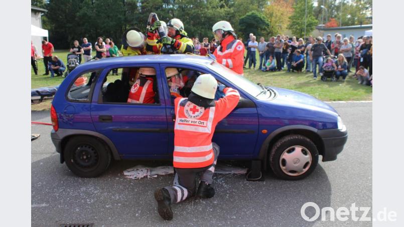 Die Feuerwehr Grafenwöhr zeigt beim Tag der offenen Tür, wie zwei Verletzte aus einem Auto befreit werden. Bild: sne