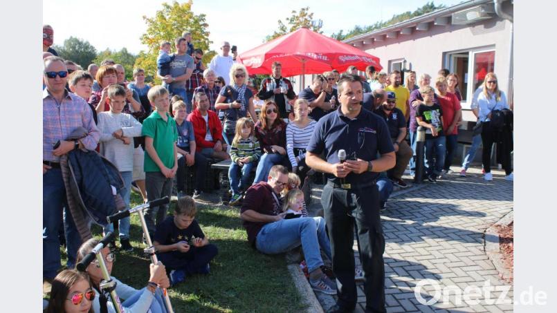 Kommandant Alexander Richter führt die Gäste beim Tag der offenen Tür der Feuerwehr durch die Veranstaltung. Bild: sne