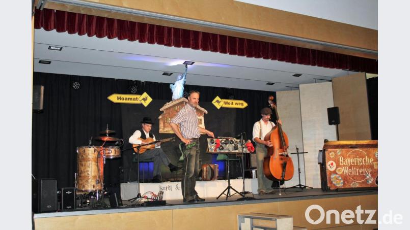 Knedl & Kraut in Aktion. Von links: "Lehrer" Juri Lex, "Chef" der Gruppe, Toni Bartl mit seinem Hup-Instrument und Andy Asang am Kontrabass. Bild: wec