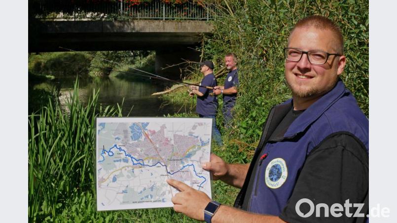FVS-Vorsitzender André Röckl zeigt auf der Karte die beiden neuen Gewässerstrecken. An der Brücke bei Großparkplatz haben sich zweiter Vorsitzender Markus Schultes und der Tirschenreuther Ortssprecher Michael Kutscher schon mal zum Probeangeln eingefunden. Bild: tr