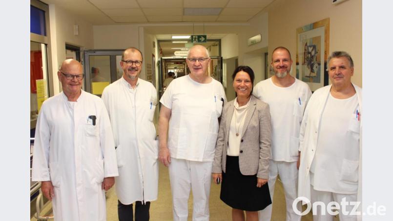 Krankenhausleitung Claudia Kost (Vierte von links) freute sich, Professor Dr. Karl-Heinz Dietl (Dritter von links) als neuen Chefarzt der Allgemein- und Visceralchirurgie am Krankenhaus Tirschenreuth begrüßen zu können. Bild: Kliniken Nordoberpfalz AG/Michael Reindl/exb
