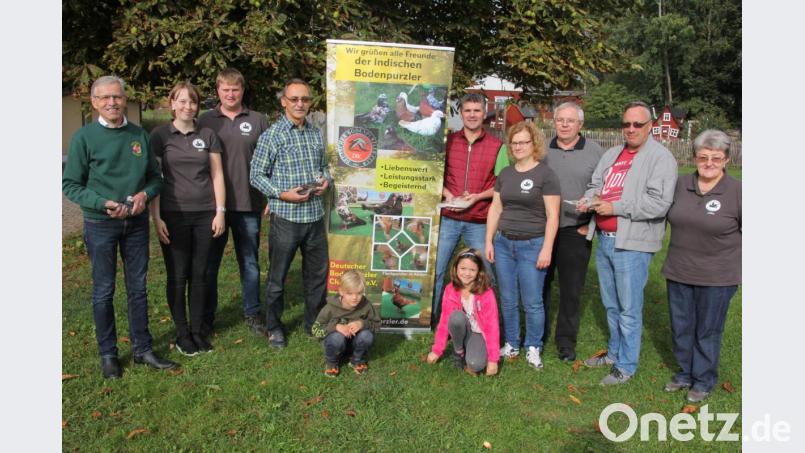 Die Mitglieder der Regionalgruppe Süd der Züchtersparte, Vierter von links Bundesvorsitzender Dr. Martin Pestel aus Leipzig, links Regionalleiter Süd, Karl-Wolfgang Brunner aus Nittenau. Dritter von links der Zweite Vorsitzende des Kleintierzuchtvereins Waldsassen, Michael Lang. Bild: kro