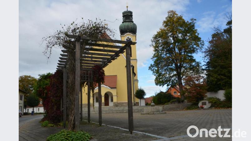 Die hölzerne Pergola auf dem Dorfplatz soll noch heuer erneuert werden. Bild: dob