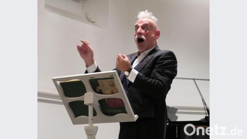 Peter Nüesch in Aktion: "Der alte Knabe" kann immer noch gut mit dem "Zauberstab" umgehen. Bild: Hirsch