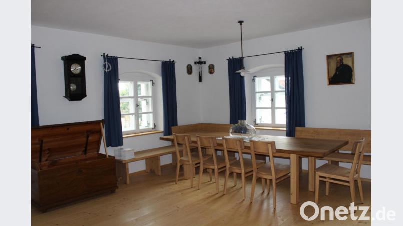 In der gemütlich eingerichteten Stube werden Märchen und Sagen über die Schrazeln erzählt. Bild: pko
