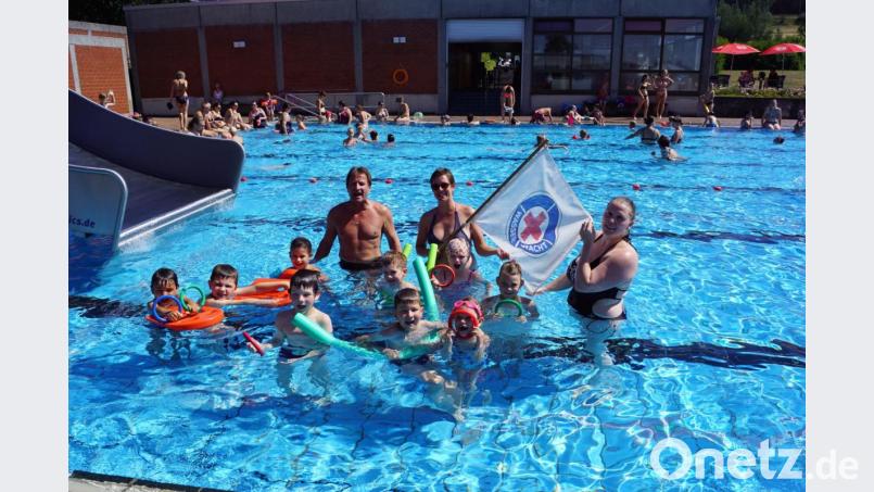 Nicht ganz 20.000 Badegäste nutzten das Freibad. Auch die Schwimmtrainer der Wasserwacht, Reinhard Klein, Martina Baumer und Christina Grundler (von links), kümmerten sich in den Schwimmkursen um die Schwimmleistungen der Kinder. Bild: weu
