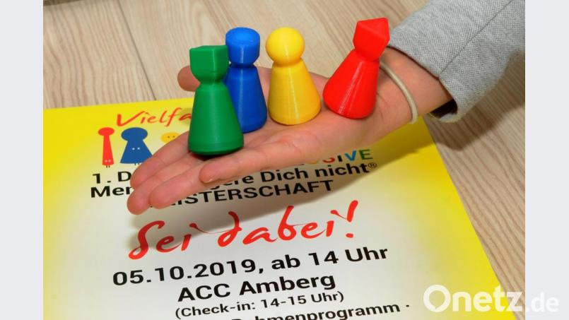 Die Lebenshilfe hat Spielfiguren kreiert, die Sehbehinderten das Spiel erleichtern. Die Köpfe der Spielfiguren haben unterschiedliche Formen, die ertastet werden können. Außerdem ist ein Magnet integriert, so dass die Steine besser in einem speziellen Spielfeld mit Einkerbungen platziert werden können. Bild: Stephan Huber