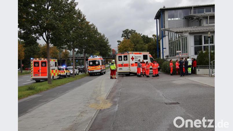 Auf der Mädchentoilette der Clermont-Ferrand-Mittelschule in Regensburg brach ein Feuer aus. Die gesamte Einrichtung wurde evakuiert, vier Kinder wurden leicht verletzt. Bild: Alexander Auer