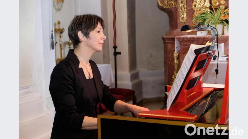 Während die Oberbibracher 900 Jahre Ortsjubiäum feiern, entfacht im prachtvollen Kirchenraum von St. Johannes Evangelist die britische Cembalistin Medea Bindewald ein &quot;Scarlatti-Fieber&quot;. Bild: do