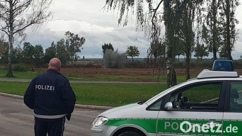 Der Sprengmeister bei der Arbeit: In der Bildmitte ist die Rauchwolke der Detonation zu sehen. Bild: Alexander Auer