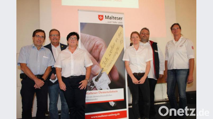 Bei der Auftaktveranstaltung des Projekts Malteser-Demenzlotsen im Rathaus wirkten mit (von links): Facharzt Dr. Klaus Gebel, Bürgermeister Martin Preuß, Birgit Hübner (Leiterin Demenzdienste der Malteser), Diözesanreferentin Daniela Schwarz, Stadt- und Kreisbeauftragter Carsten Jakimowicz und Ausbildungsleiterin Anke Bösl. Bild: ads