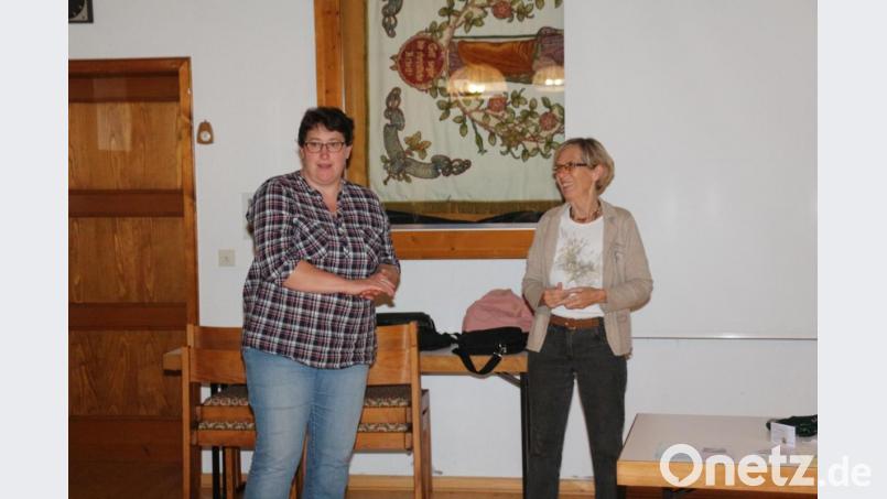Die Vorsitzende des Frauenbundes, Andrea Zeitler (links), dankt der Referentin für einen kurzweiligen und sehr wohltuenden Abend. Bild: rpp