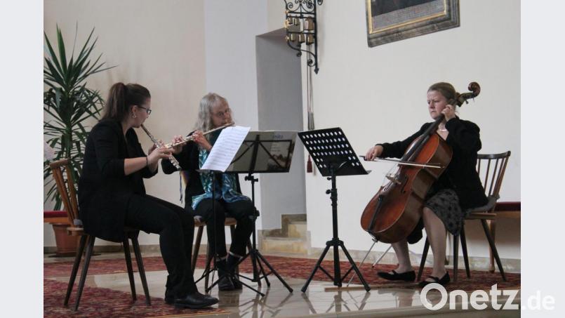 Die beiden Flötistinnen werden von Susanne Karban am Violoncello (rechts) begleitet. Bild: Susanne Forster