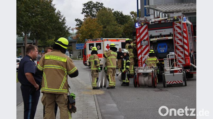 Auf der Mädchentoilette der Clermont-Ferrand-Mittelschule in Regensburg brach ein Feuer aus. Die gesamte Einrichtung wurde evakuiert, vier Kinder wurden leicht verletzt. Bild: Alexander Auer