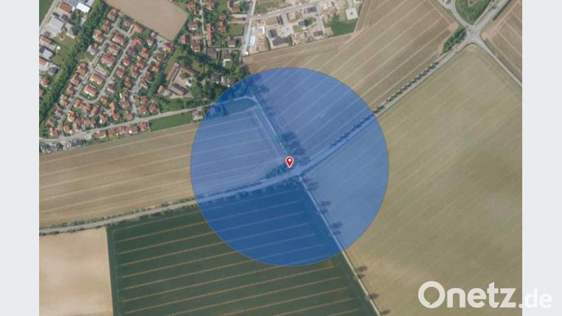 Ein Sprengmeister legte einen Sicherheitsradius von 200 Metern fest. Drei Wohnhäuser mussten deshalb geräumt werden. Auch Straßen sind gesperrt. Bild: ppop