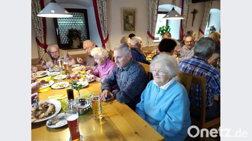 Die Senioren der Pfarrgemeinde Speinshart treffen sich zum Fischenessen im Gasthaus Holzmühle. Bild: exb