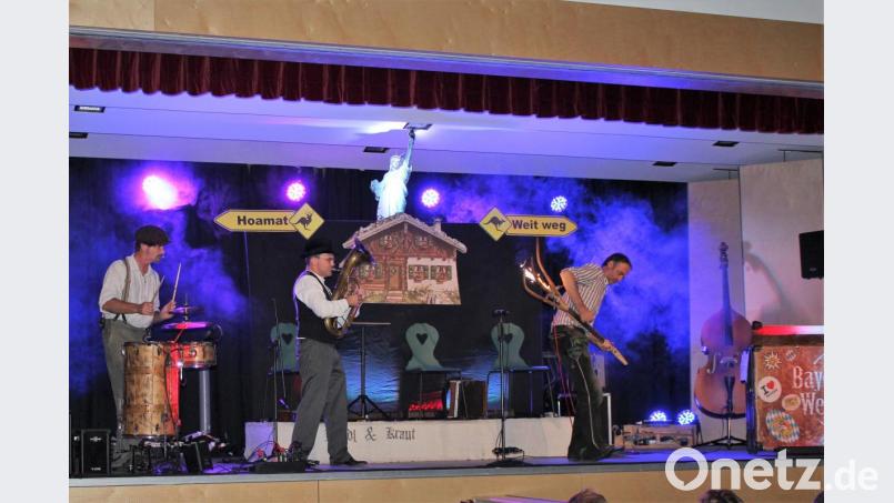 Eine Heugeige? Oder Heugabel? Toni Bartl schafft es, aus nahezu allem unmöglichem absolut professionelle Töne herauszulocken. In diesem Fall sogar ein kleines Feuerwerk. Bild: wec