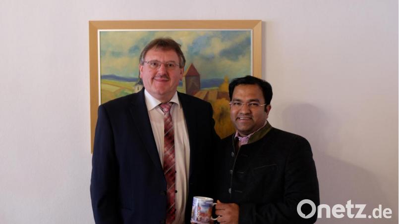 Bürgermeister Hans-Martin Schertl heißt den neuen Vilsecker Stadtpfarrer Pater Robin recht herzlich willkommen. Bild: Stefanie Gradl