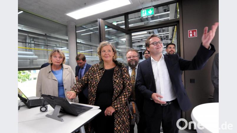 Fraunhofer in Sulzbach-Rosenberg weihte am Mittwoch seine neue Halle ein. Ministerialdirigentin Ulrike Wolf (Mitte) nahm den neuen digitalen Leitstand mit einem Fingertipp in Betrieb. Das Prozedere begleiteten OTH-Präsidentin Andrea Klug, der Leiter von Umsicht Sulzbach-Rosenberg, Professor Andreas Hornung und Kommunikationsschef Frederik Betsch. Bild: Stephan Huber