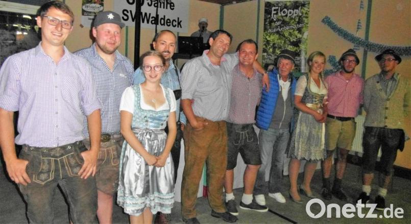Schon in den vergangenen Jahren sind die Gäste zum Oktoberfest des SV Waldeck in Tracht erschienen. Auch heuer freuen sich die Organisatoren um Benjamin Kuchenreuther (rechts) auf die Besucher in Lederhose und Dirndl. Bild: hl