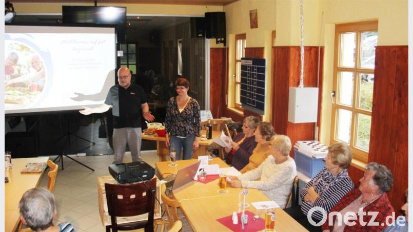 Der Projektleiter des Generationen-Netzwerks Roland Lochner (stehend links) begrüßte die Teilnehmer in der TSV-Sportgaststätte. Mit auf dem Bild die Referentin Dipl. Oec. troph. (FH) Kristina Heinzel-Neumann. Bild: Jochen Neumann, Erbendorf