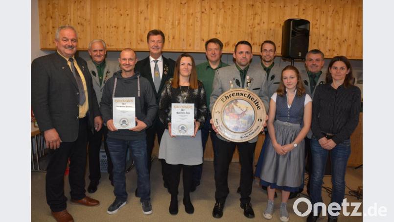 Ausgezeichnet wurden auch die Sieger des Preis- und Königschießens sowie langjährige Mitglieder. Im Bild (von links) Bürgermeister Johann Burger, Hans Haberkorn, Thomas Zintl (25 Jahre Mitglied), Gauschützenmeister Manfred Zölch, Anja Haberkorn (25 Jahre Mitglied), Andreas Grillmeier, Markus Haberkorn (Gewinner der Königsscheibe), Bernhard Voit, Nele Haberkorn, Vorsitzender Helmut Kipferl und Anita Kistenpfennig. Bild: jr