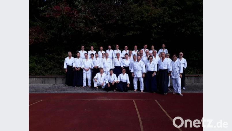 Die Teilnehmer des Lehrgangs mit Aikido-Meisterin Donatella Lagorio. Bild: exb