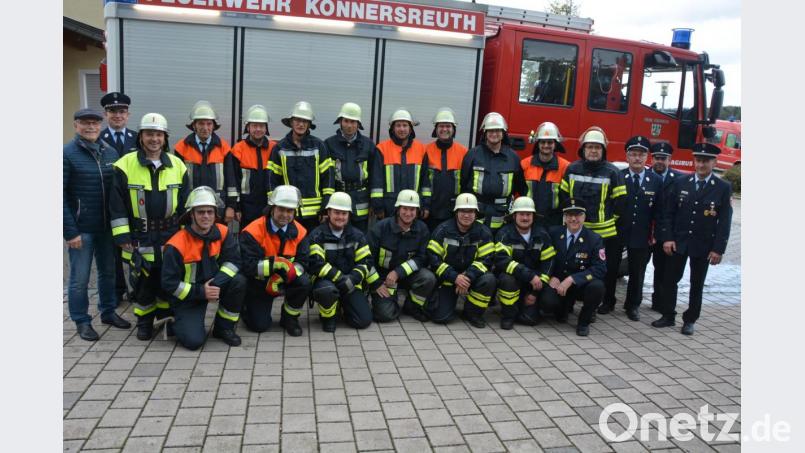 13 Aktive der Konnersreuther Wehr und 5 Aktive der Arzberger Wehr haben das Leistungsabzeichen Ü40 des Kreisfeuerwehrverbandes Tirschenreuth absolviert. Die Prüfer, die drei Kreisbrandmeister Herbert Thurm, Florian Trießl und Albert Fröhlich (von rechts), hatten nichts zu beanstanden. Mit dabei waren auch Bürgermeister Max Bindl (links), Konnersreuths Feuerwehr-Vorsitzender Sven Jäger (Zweiter von links) und Kreisbrandinspektor Armin Welzel aus Arzberg (hockend rechts). Bild: jr