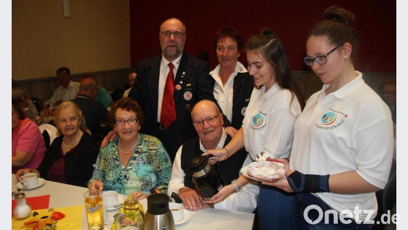 Beim Seniorennachmittag wurden die Gäste vom BRK - hier Richard Meierl und Conny Klarner (von links) - betreut. Vorbildlich unterstützt wurde der Veranstalter vom Jugend-Rot-Kreuz. Bild: wro