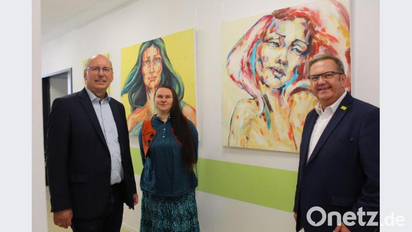 Erklärte Fans von Lilian Kovacs (Mitte) sind Eduard Freisinger, Vorsitzender der Lebenshilfe (links), und Bürgermeister Martin Preuß (rechts), der im Vorjahr ein Werk der ungarischen Künstlerin erworben hat. Bild: usc