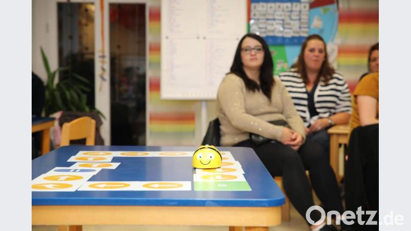 Einer de &quot;Beebots&quot; drehte beim Elternabend auf dem Tisch seine Runde. Bild: njn