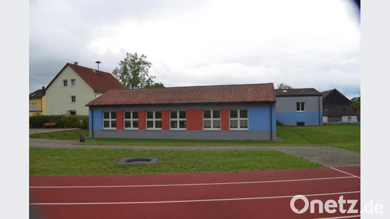 Alle vier Varianten sehen einen Anbau an der Rückseite der Schule vor, der bis zur Laufbahn reicht. Bild: fz