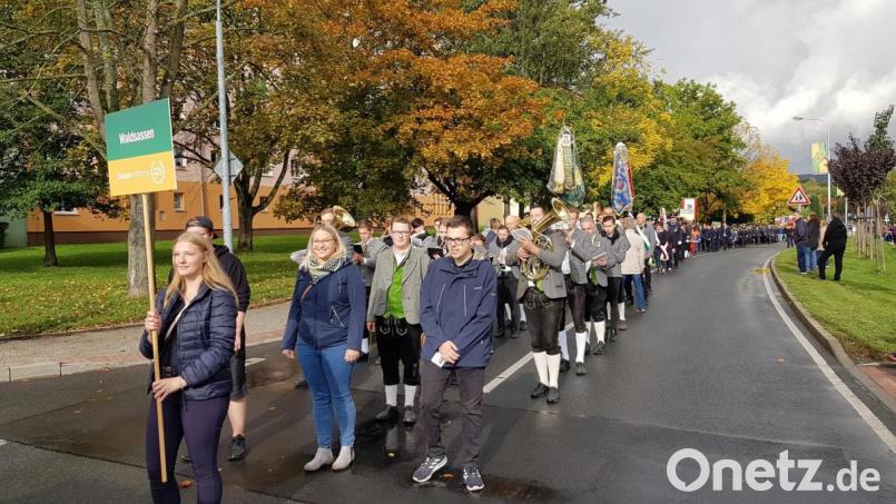 Der Festzug durch Chodau bildete den ersten Höhepunkt. Im Bild die Waldsassener Delegation, an der Spitze Sarah Fürst mit dem Taferl mit der Aufschrift &quot;Waldsassen&quot;. Bild: exb