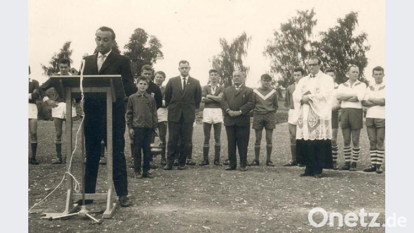 1962 wurde der provisorisch errichtete Sportplatz am Nicklseeweiher durch Kaplan Willibald Schraml, den späteren Bischof von Passau, gesegnet. Mit im Bild am Rednerpult Vorsitzender Josef Albersdorfer sowie Bürgermeister Alois Lotter, Schiedsrichterobmann Erich Reil und Schiedsrichter Sepp Gläßl. Bild: ü