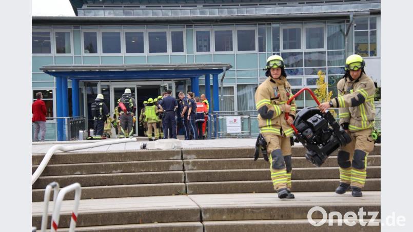 Auf der Mädchentoilette der Clermont-Ferrand-Mittelschule in Regensburg brach ein Feuer aus. Die gesamte Einrichtung wurde evakuiert, vier Kinder wurden leicht verletzt. Bild: Alexander Auer