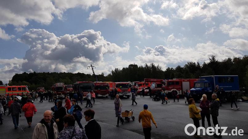 Beim Fest zum 145-jährigen Bestehen der Feuerwehr Chodau gab es eine große Präsentation der Einsatzfahrzeuge. Auch die beiden Autos, mit denen die Waldsassener Feuerwehr nach Chodau gefahren war, reihten sich in die Ausstellung ein. Bild: exb